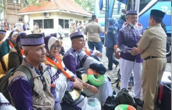 Asisten Adminitrasi Umum Pemkab Lamteng Sambut Kepulangan Jamaah Haji Kloter 06