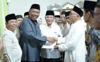 Plt. Bupati Lamteng Serahkan Bantuan dalam Safari Ramadan di Padang Ratu