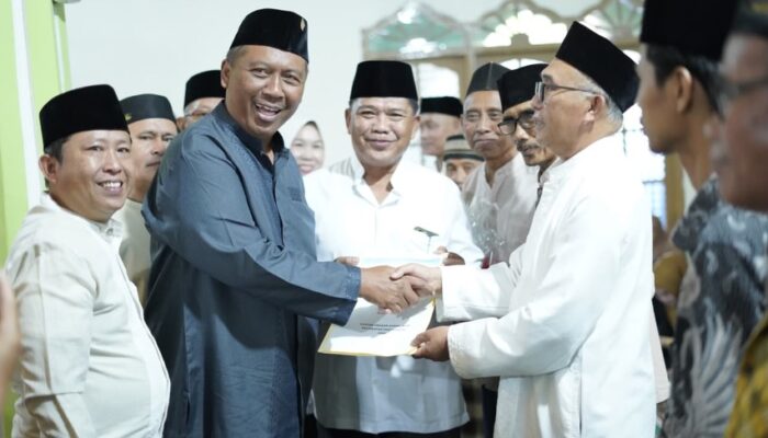Plt. Bupati Lamteng Serahkan Bantuan dalam Safari Ramadan di Padang Ratu