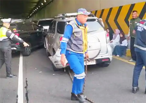 Tabrakan Beruntun Libatkan Empat Mobil di Terowongan Tol Pasar Rebo