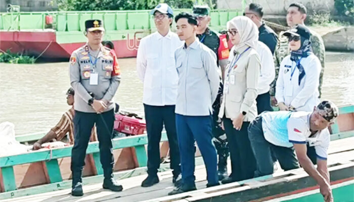 Momen Gibran Susuri Sungai Saat Tinjau Jembatan Way Bungur