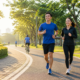 Ilustrasi masyarakat jogging di taman pada pagi hari untuk menjaga kesehatan dan kebugaran tubuh.