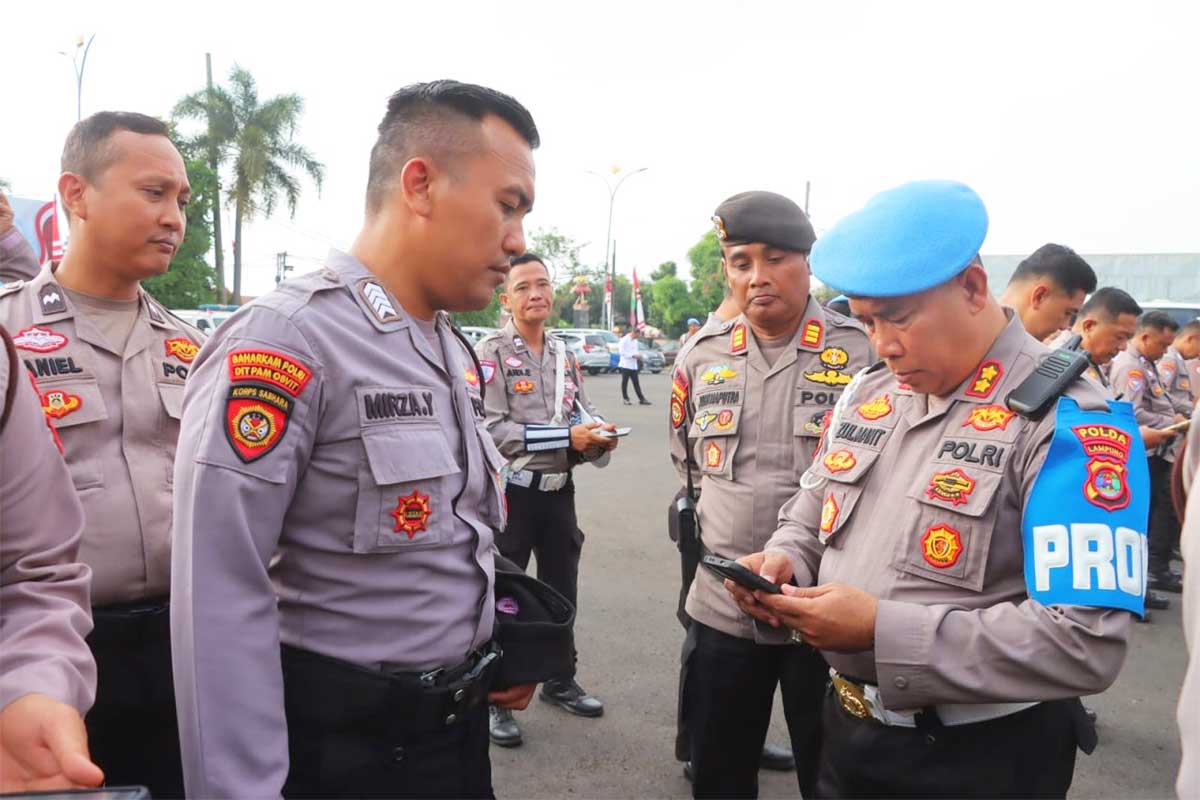 Petugas Propam Polda Lampung memeriksa ponsel milik personel Polresta Bandar Lampung dalam pemeriksaan mendadak langsung guna menegakkan disiplin dan bebas narkoba.