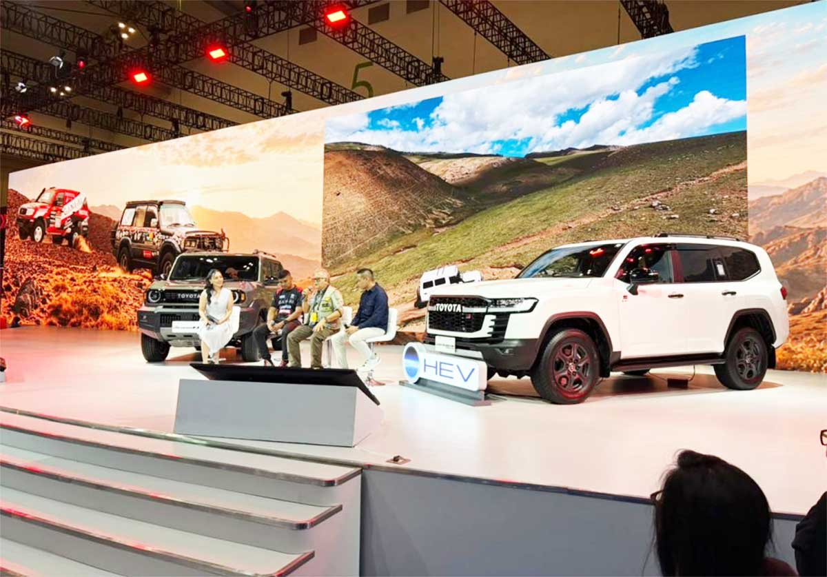 Mobil Toyota Land Cruiser 250 Hybrid HEV di panggung pameran GIIAS